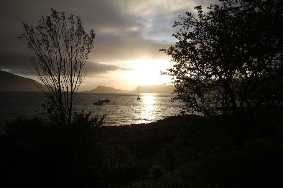 Knoydart in Schottland: Wenn es Nacht wird in Inverie, machen auch die Boote fest Knoydart in Schottland: Wenn es Nacht wird in Inverie, machen auch die Boote fest