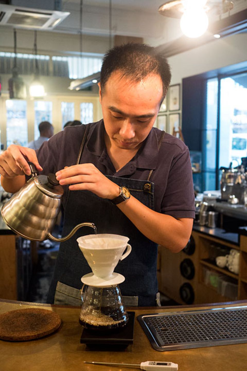 Reisetipps: Auf einen guten Filterkaffee muss man im "Chye Seng Huat Hardware" schon mal ein paar Minuten warten. Dafür hat das Wasser die perfekte Temperatur Reisetipps: Auf einen guten Filterkaffee muss man im "Chye Seng Huat Hardware" schon mal ein paar Minuten warten. Dafür hat das Wasser die perfekte Temperatur