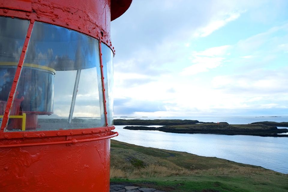 Islands Westen: Der Leuchtturm auf der Insel Súgandisey. Von hier oben hat man besten Blick auf den Ort Stykkishólmur und die Westfjorde