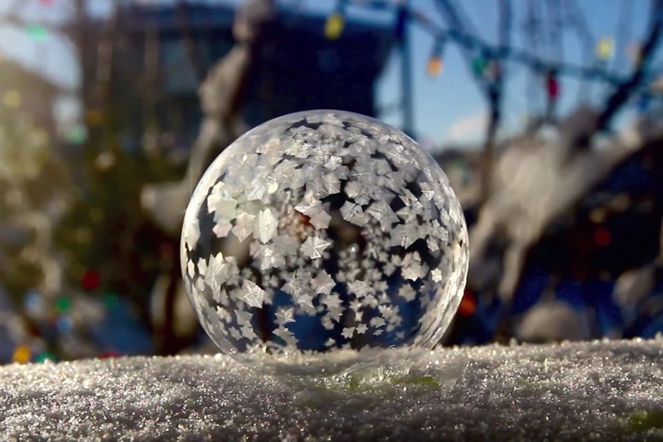 Frostiges Experiment: Wenn Seifenblasen gefrieren