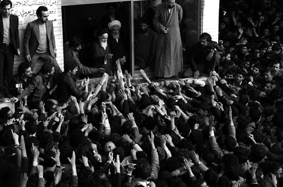 Islam: Im Februar 1979, kurz nach seiner Rückkehr aus dem Exil, lässt sich Ajatollah Chomeini (mit weißem Bart) von seinen Anhängern in Teheran huldigen. Der von Millionen Iranern verehrte Religionsgelehrte will nach dem Sturz des verhassten Schahs einen Gottesstaat errichten. Gleich nach seiner Ankunft verkündet er: „Ich bestimme die Regierung“ – und lässt als neuer Machthaber bald Hunderte Gefolgsleute des alten Regimes hinrichten