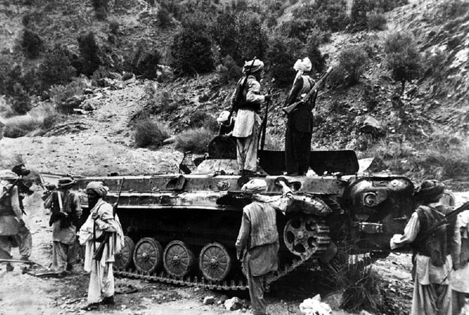 Islam: Afghanische Kämpfer haben einen sowjetischen Panzer erbeutet. Nach der Invasion der UdSSR Ende 1979 sammeln sich vor allem Muslime im Krieg gegen die Besatzer, unterstützt von den USA. Viele Glaubenskrieger radikalisieren sich und triumphieren schließlich in der nur schwer zugänglichen Berglandschaft. Im Jahr 1989 muss die Sowjetunion abziehen – und Afghanistan wird bald zu einem Zufluchtsort für islamistische Terroristen, die sich nun ein neues Ziel suchen: den Westen