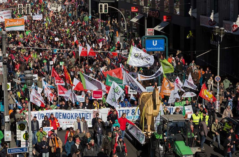 Freihandelsabkommen TTIP: Aufgeheiztes Klima: Im Oktober strömten rund 200.000 Menschen nach Berlin, um gegen das geplante Freihandelsabkommen TTIP zu protestieren Freihandelsabkommen TTIP: Aufgeheiztes Klima: Im Oktober strömten rund 200.000 Menschen nach Berlin, um gegen das geplante Freihandelsabkommen TTIP zu protestieren