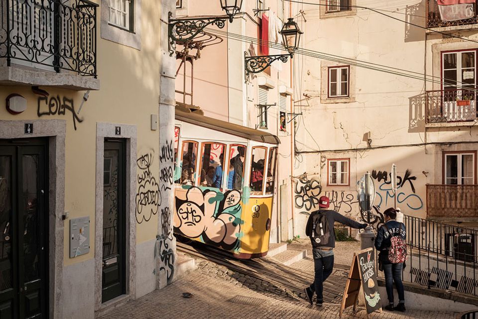 Reisetipps: Die Standseilbahnen sind unumstritten das Wahrzeichen der portugiesischen Hauptstadt. Für die Anwohner ist der Fahrer fast wie ein Familienmitglied: Er guckt ihnen von der engen Trasse aus täglich in die Töpfe Reisetipps: Die Standseilbahnen sind unumstritten das Wahrzeichen der portugiesischen Hauptstadt. Für die Anwohner ist der Fahrer fast wie ein Familienmitglied: Er guckt ihnen von der engen Trasse aus täglich in die Töpfe