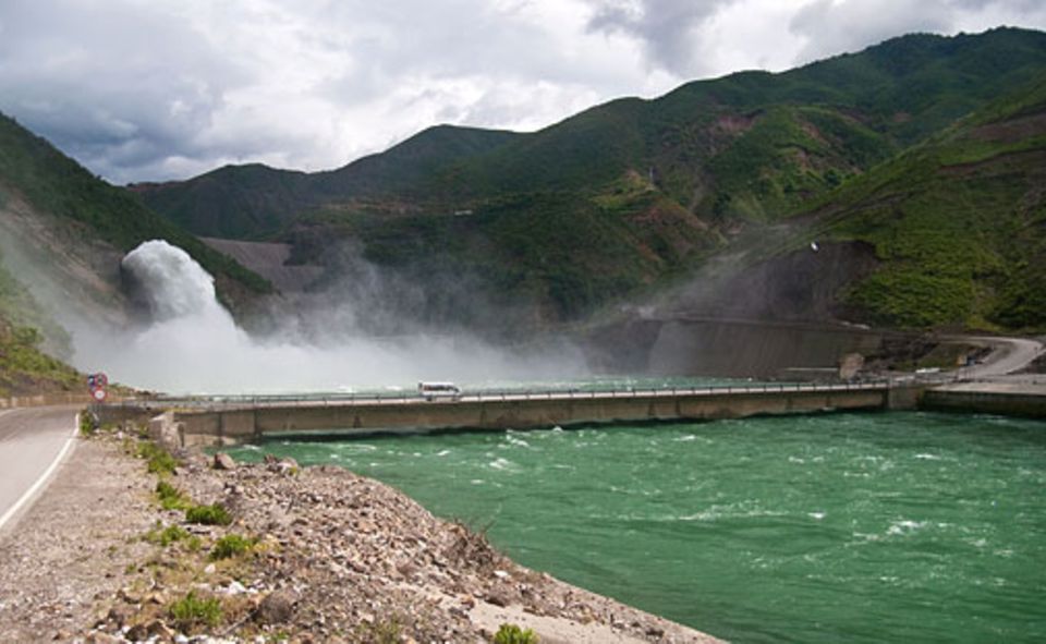 Balkan: Der Fierza-Stausee ist mit einer Fläche von fast 73 Quadratkilometern der größte Stausee in Albanien. Die Produktion seines Wasserkraftwerks deckt rund ein Drittel des albanischen Strombedarfs