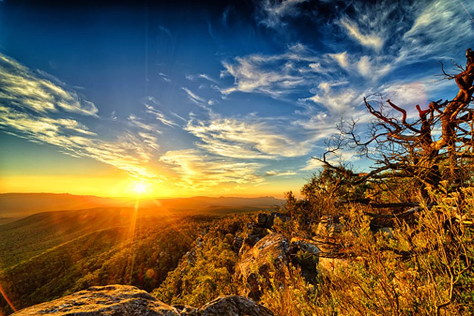 Australien: Die schroffen Felsen in Victoria erinnerten den schottischen Forscher Sir Thomas Mitchell an die heimische Bergkette Grampian Mountains und benannte 1836 das australische Schutzgebiet genauso: Grampians-Nationalpark Australien: Die schroffen Felsen in Victoria erinnerten den schottischen Forscher Sir Thomas Mitchell an die heimische Bergkette Grampian Mountains und benannte 1836 das australische Schutzgebiet genauso: Grampians-Nationalpark