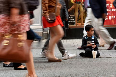 Moral International: Darf ich vor bettelnden Kindern feiern?