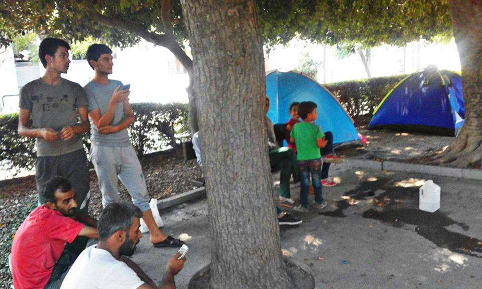 Flüchtlinge: Wie viele andere Flüchtlinge schlägt die Familie auf der Insel Kos ihr Zelt auf. In einem Park suchen alle Schatten - und ein wenig Erholung Flüchtlinge: Wie viele andere Flüchtlinge schlägt die Familie auf der Insel Kos ihr Zelt auf. In einem Park suchen alle Schatten - und ein wenig Erholung