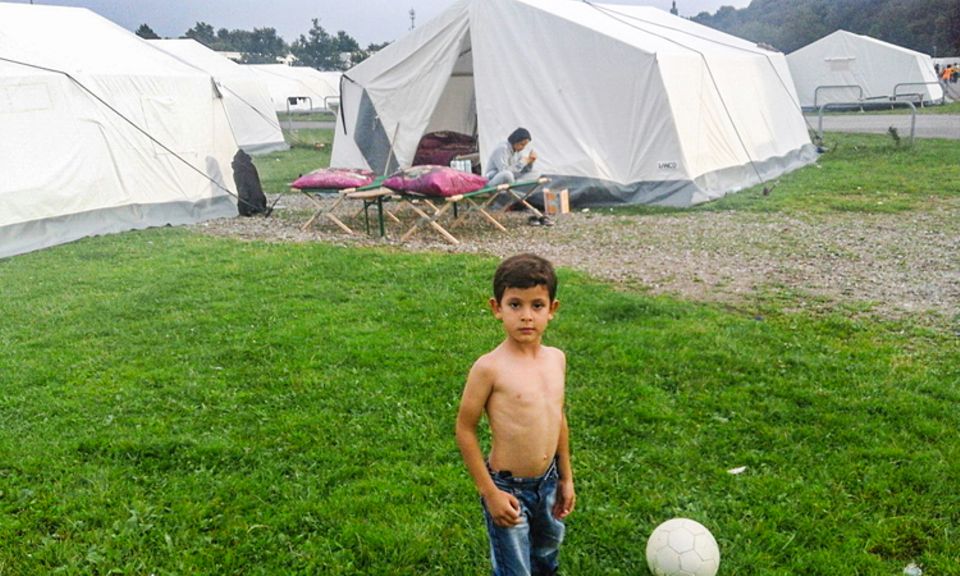 Flüchtlinge: Endlich am Ziel! Im Flüchtlingslager in Hamburg kann Zakariya wieder Fußball spielen Flüchtlinge: Endlich am Ziel! Im Flüchtlingslager in Hamburg kann Zakariya wieder Fußball spielen