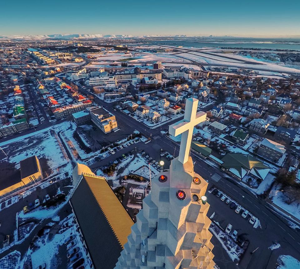 Reykjavik: Die Hallgrímskirkja ist eine evangelisch-lutherische Pfarrkirche und mit ihrem 74,5 Meter hohen Turm das zweitgrößte Gebäude auf ganz Island Reykjavik: Die Hallgrímskirkja ist eine evangelisch-lutherische Pfarrkirche und mit ihrem 74,5 Meter hohen Turm das zweitgrößte Gebäude auf ganz Island