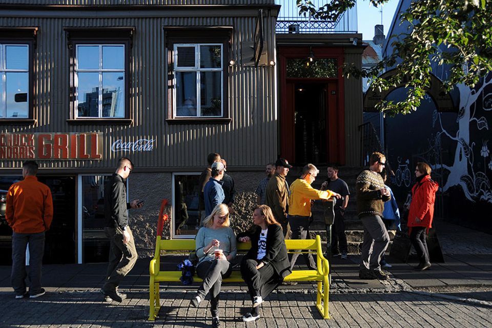 Reykjavik: Die Hauptstraße Laugavegur ist tagsüber Shopping- und Schlemmer-Paradies, nach Einbruch der Dunkelheit verwandelt sich die eigentlich ruhige Straße in die Ausgehmeile Reykjavik: Die Hauptstraße Laugavegur ist tagsüber Shopping- und Schlemmer-Paradies, nach Einbruch der Dunkelheit verwandelt sich die eigentlich ruhige Straße in die Ausgehmeile