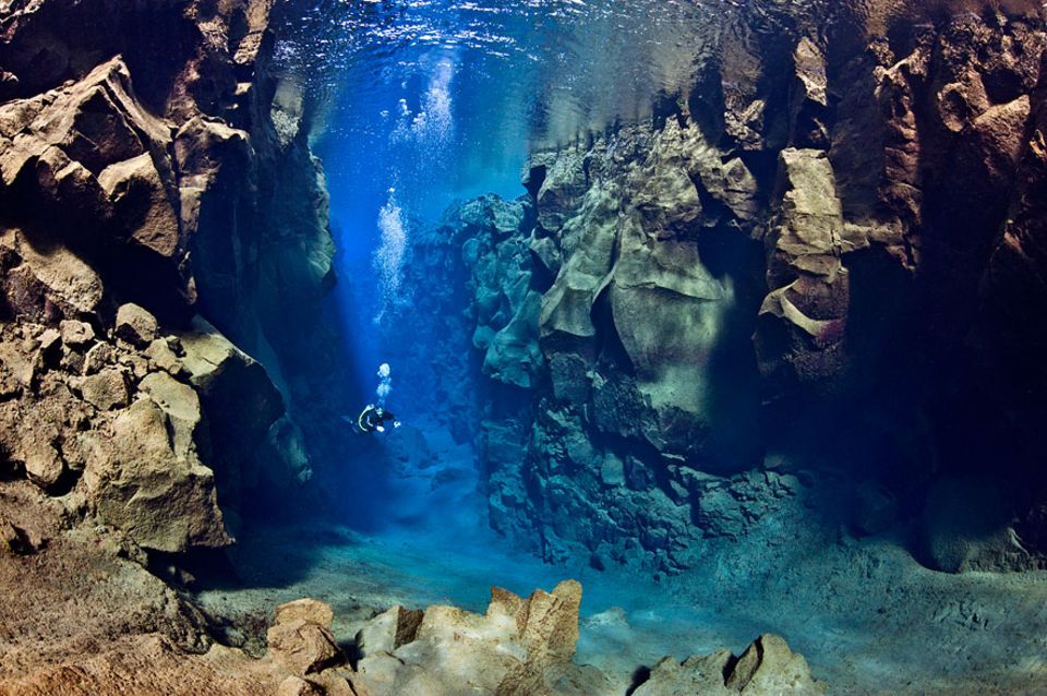 Reykjavik: Zwar gibt auch noch andere Orte auf der Welt, wo Kontinentalspalten mit Süßwasser gefüllt sind, aber nur auf Island im sogenannten Silfra Crack kann man Tauchen und Schnorcheln Reykjavik: Zwar gibt auch noch andere Orte auf der Welt, wo Kontinentalspalten mit Süßwasser gefüllt sind, aber nur auf Island im sogenannten Silfra Crack kann man Tauchen und Schnorcheln