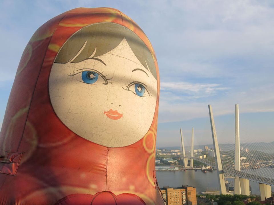 Russland: Wladiwostock ist Russlands wichtigste Hafenstadt am Pazifik und dennoch fernab vom alltäglichen Geschehen. Über acht Stunden muss man ab Moskau fliegen um die metropole am Japanischen Meer zu erreichen