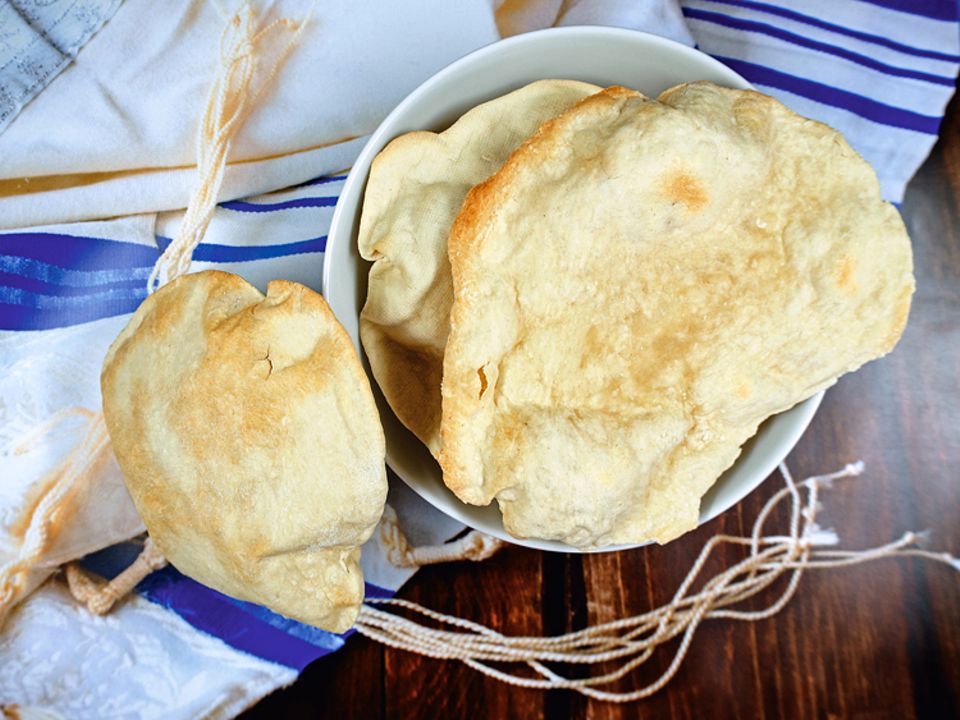 Rezept: Mazza-Brot wird nur aus Mehl, Wasser und Salz gebacken