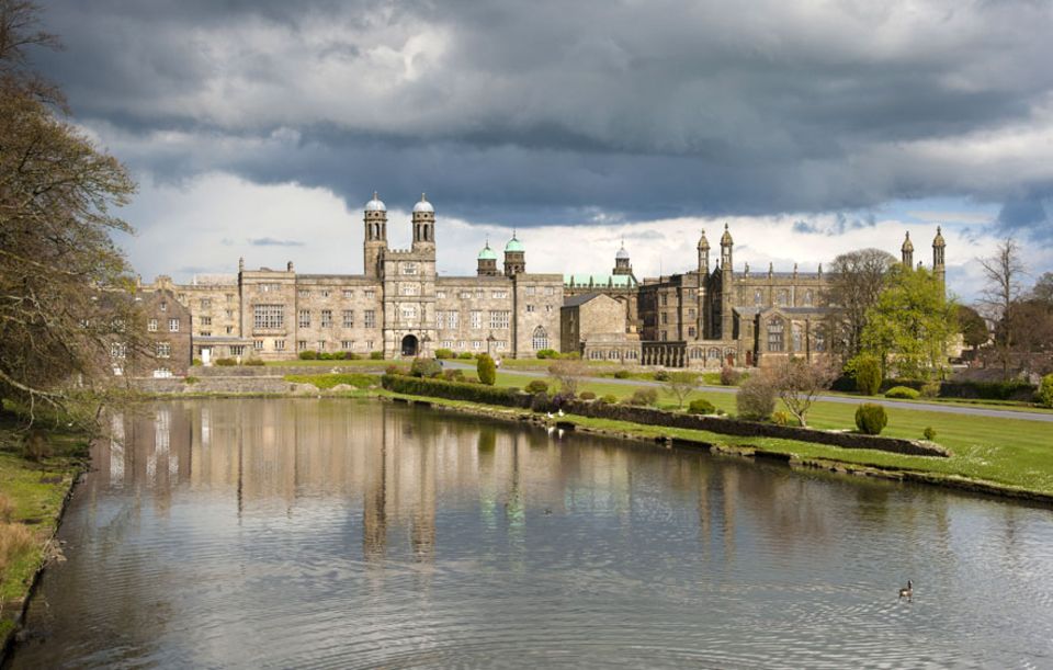 Nordengland: Das Stonyhurst College ist eines der geschichtsträchtigsten Internate im Königreich, hier machten heutige Staatschefs, bedeutende Schriftsteller und Regisseure ihren Abschluss Nordengland: Das Stonyhurst College ist eines der geschichtsträchtigsten Internate im Königreich, hier machten heutige Staatschefs, bedeutende Schriftsteller und Regisseure ihren Abschluss