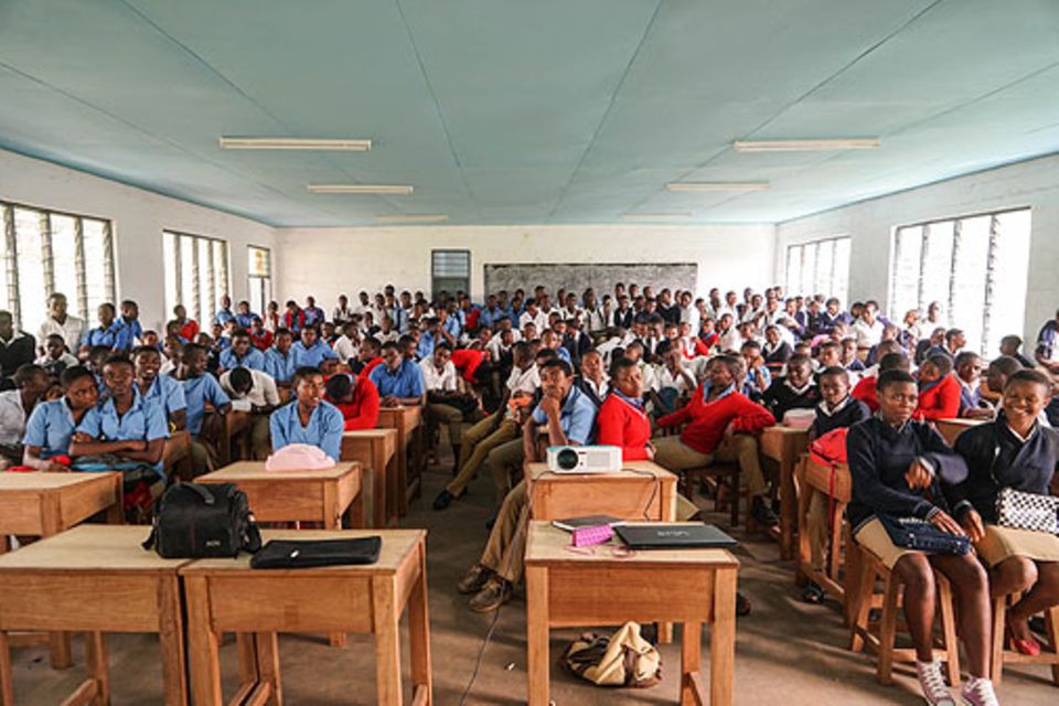 Bafut: Nachdem einige Studenten uns ihren kamerunischen Alltag gezeigt hatten, wollten auch wir ihnen Einblick geben, wie das Leben in der Schweiz in etwa aussieht mit Beamer und Laptop Bafut: Nachdem einige Studenten uns ihren kamerunischen Alltag gezeigt hatten, wollten auch wir ihnen Einblick geben, wie das Leben in der Schweiz in etwa aussieht mit Beamer und Laptop