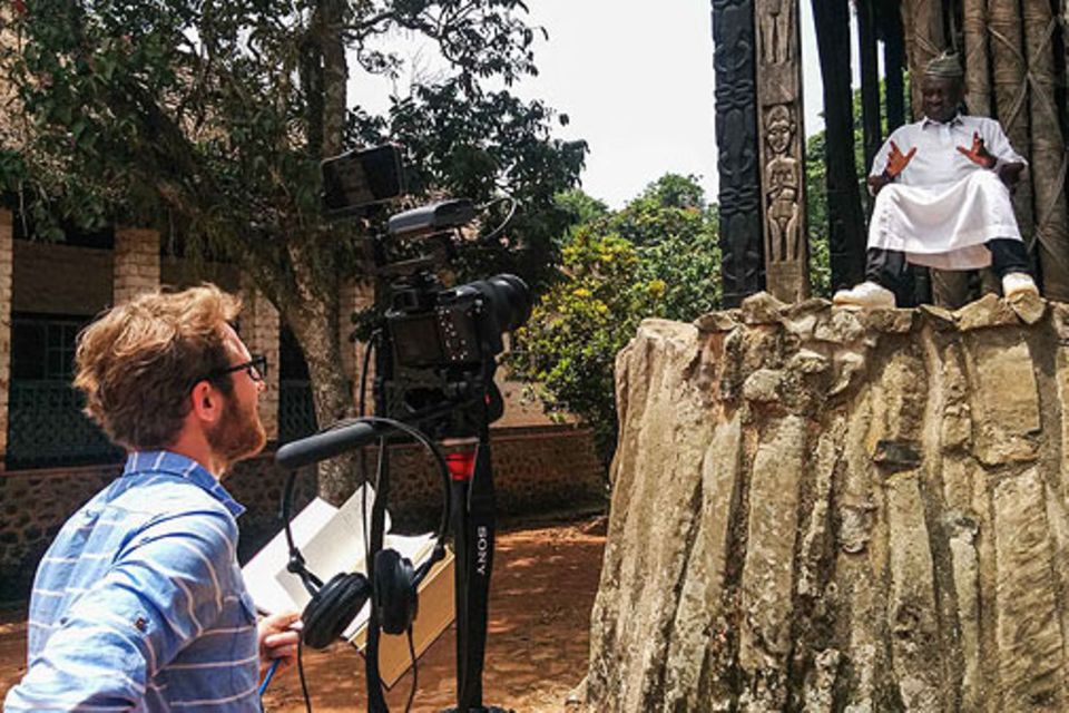 Bafut: Marius im Interview mit dem König von Bafut, der unter seiner traditionellen Kleidung Sneakers und Jeans trägt Bafut: Marius im Interview mit dem König von Bafut, der unter seiner traditionellen Kleidung Sneakers und Jeans trägt