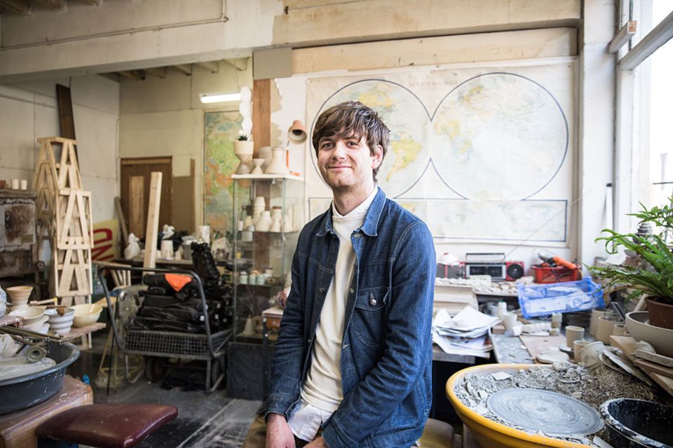 Reisetipps: Unser Insider für Manchester ist der junge Designer Joe Hartley. Der 32-jährige verwendet bei seinen Designs ausschließlich Stoff, Ton und Holz Reisetipps: Unser Insider für Manchester ist der junge Designer Joe Hartley. Der 32-jährige verwendet bei seinen Designs ausschließlich Stoff, Ton und Holz