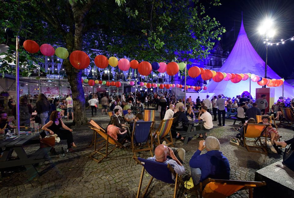 Reisetipps: Theater, Tanz und Musik - während des Manchester International Festival treten an verschiedenen Orten der Stadt Künstler auf Reisetipps: Theater, Tanz und Musik - während des Manchester International Festival treten an verschiedenen Orten der Stadt Künstler auf