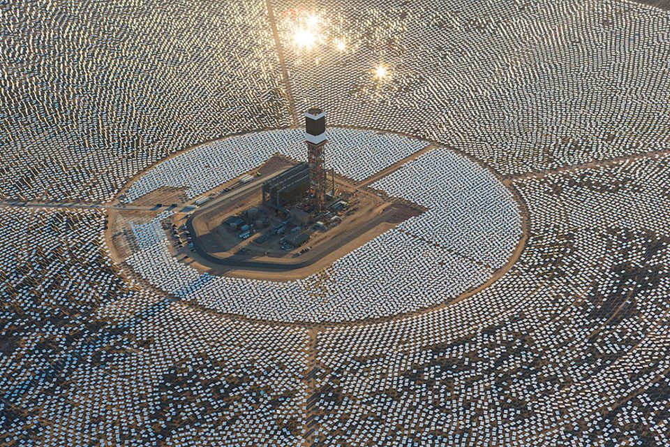 Solarenergie: Dunkle Wolken überm Solarwärmekraftwerk: Wurden hier 2,2 Milliarden US-Dollar in den Sand gesetzt?