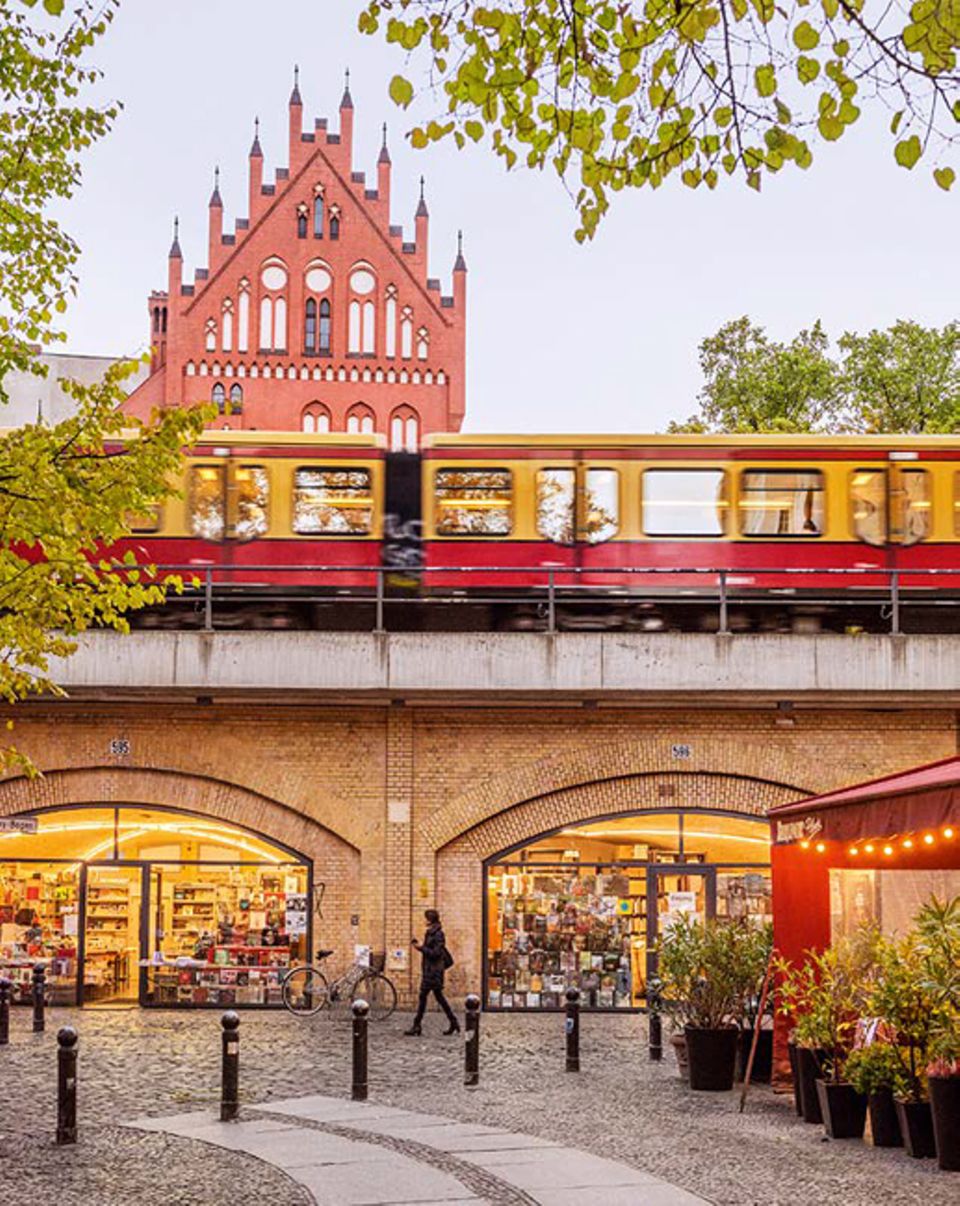 Berlin: Über den Savignyplatz schlendert die Westberliner Boheme