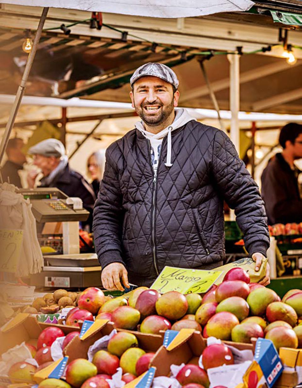 Berlin: Galip verkauft auf dem Wochenmarkt am Karl-August-Platz seine Mangos