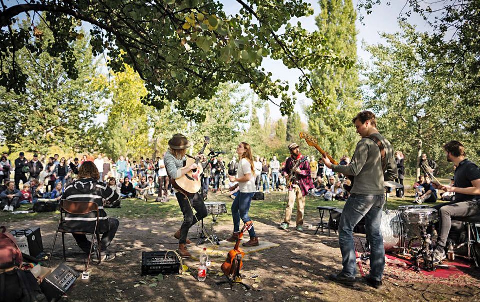 Berlin: Sonntags im Mauerpark: Die Band "Charity Children" spielt die perfekten Songs für den Sommer