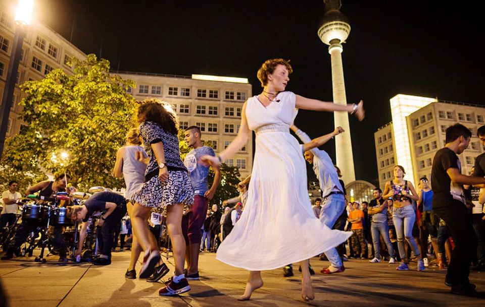 Berlin: Abends auf dem Alex: Die Trommler von Puto Production wirbeln Berlins Nachtschwärmer auf