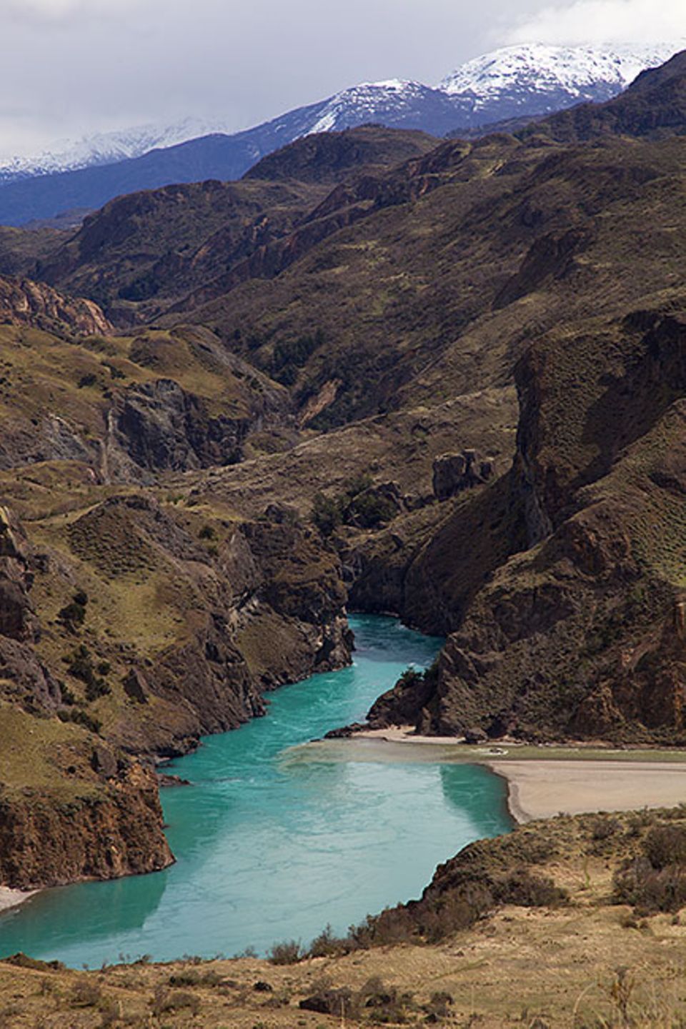 Patagonien: Der Rio Baker, am Eingang des Parks an der Carretera Austral, bringt mitunter auch etwas Farbe in die sonst karge Bergwelt Patagonien: Der Rio Baker, am Eingang des Parks an der Carretera Austral, bringt mitunter auch etwas Farbe in die sonst karge Bergwelt
