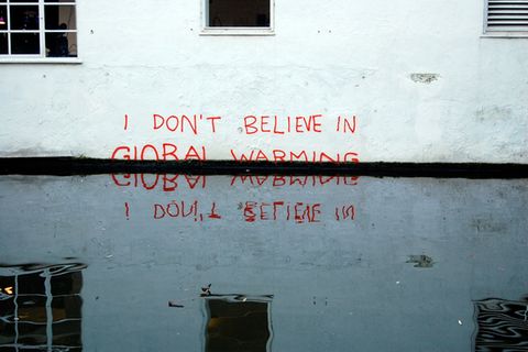 Klimadebatte: "Ich glaube nicht an die globale Erwärmung": Dieses ironische Graffiti wird dem Street-Art-Künstler Banksy zugeschrieben