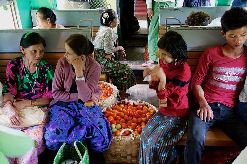 Händler und Reisende im Mandalay-Lashio-Express Händler und Reisende im Mandalay-Lashio-Express