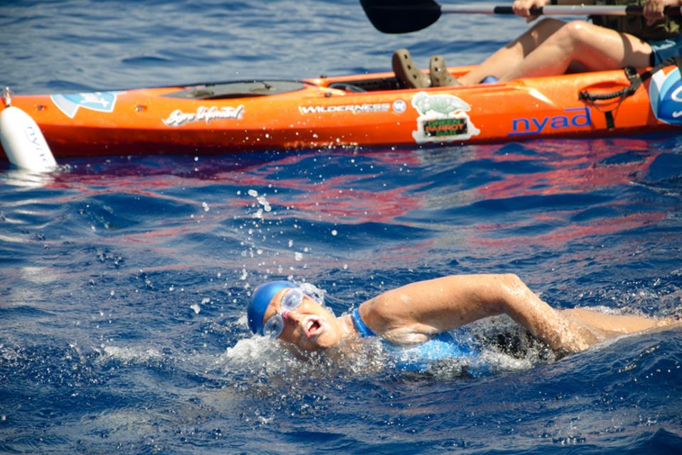 Diana Nyad: Fast 53 Stunden war Diana Nyad auf der Floridastraße schwimmend unterwegs. Fünf Boote haben sie begleitet, aber im Wasser war sie auf sich allein gestellt