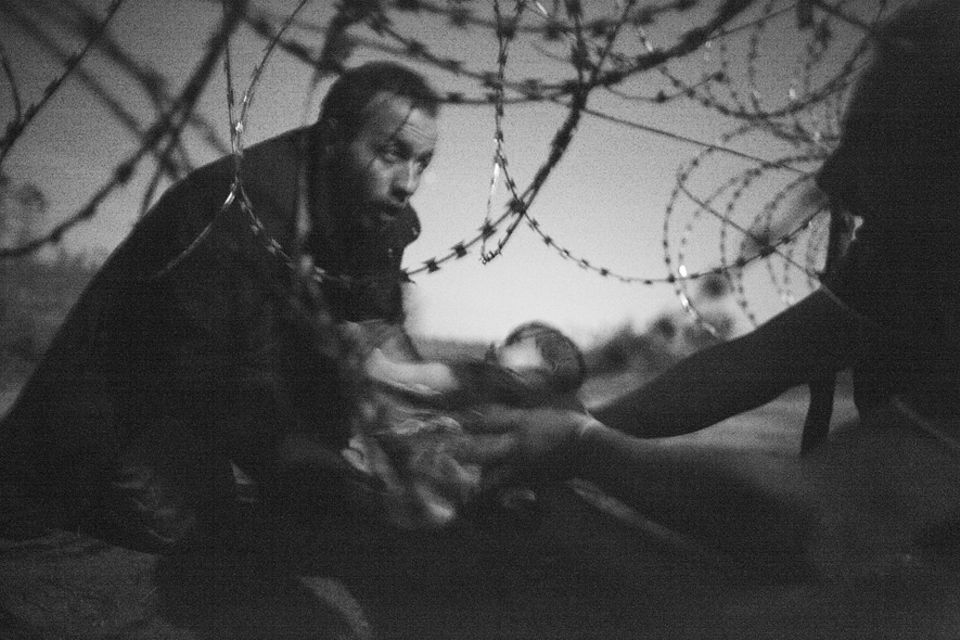 World Press Photo Award: Grenzübertritt an der serbisch-ungarischen Grenze: Der Australier Warren Richardson gewinnt mit diesem Foto den World Press Photo Award 2015