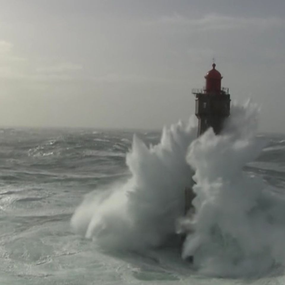 Frankreich: Wenn das Meer mit voller Wucht auf die Bretagne trifft