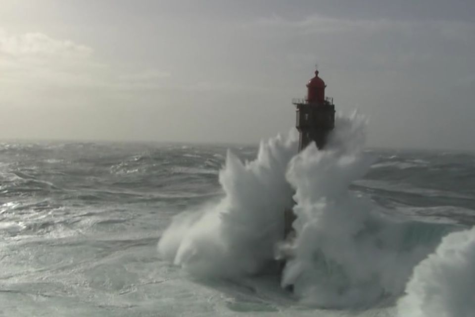 Frankreich: Wenn das Meer mit voller Wucht auf die Bretagne trifft
