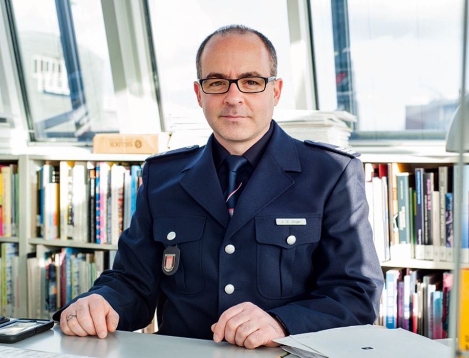 Beruf: Jan Ole Unger trägt die Uniform der Feuerwehr Hamburg