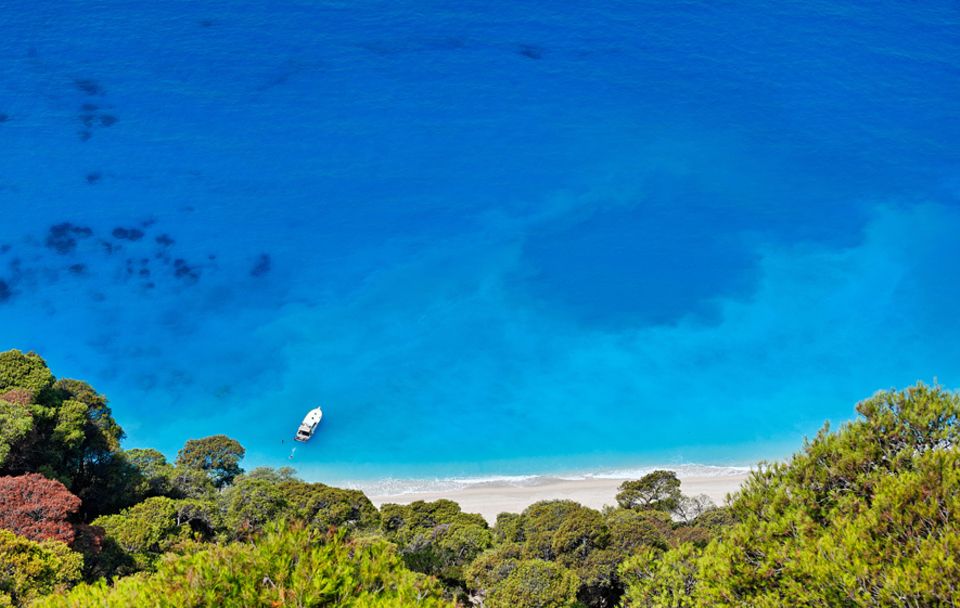 Lefkada: Griechisches Farbenspiel: Am Strand von Egremni auf Lefkada spielt das türkisfarbene Meer Infinity-Pool und schubst nur ab und an sachte Wellen an den feinen Sandstrand