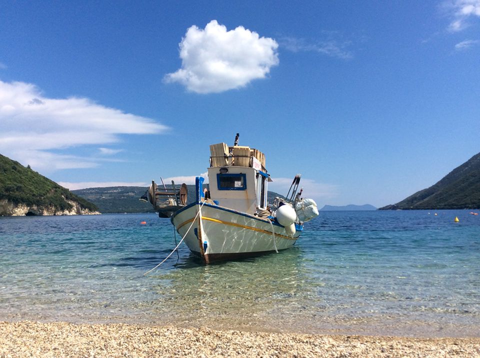 Lefkada: Die Kiesbucht von Desimi ist nicht weniger schön und von der ansässigen Strandtaverne genießt man einen uneingeschränkten Blick
