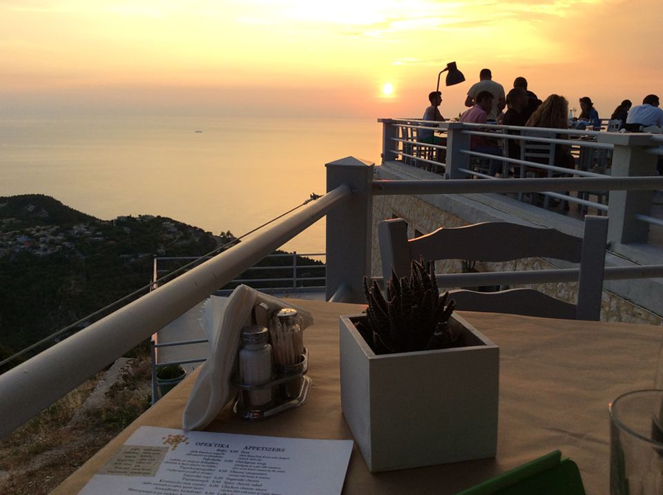 Lefkada: Die Terrasse des Restaurants "Rachi" im kleinen Bergdorf Exanthia schwebt 600 Meter über dem Abgrund. Wer abends kommt, genießt nicht nur feinste griechische Küche, sondern auch einen imposanten Sonnenuntergang