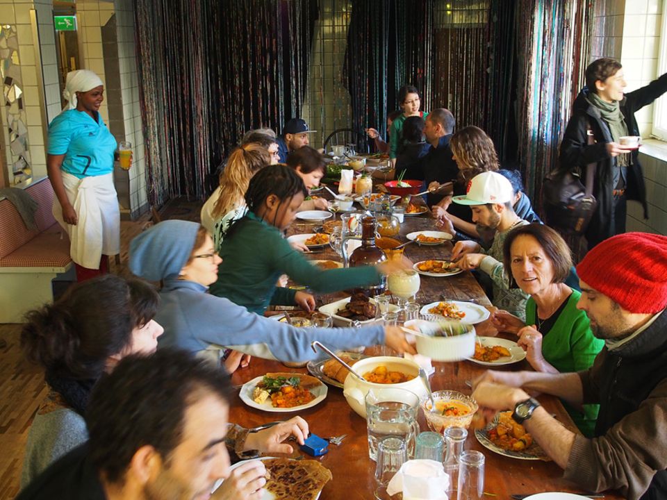 Grüne Palme 2016: Im Hotel sitzen Künstler, Flüchtlinge, Freiwillige und Gäste an einem Tisch
