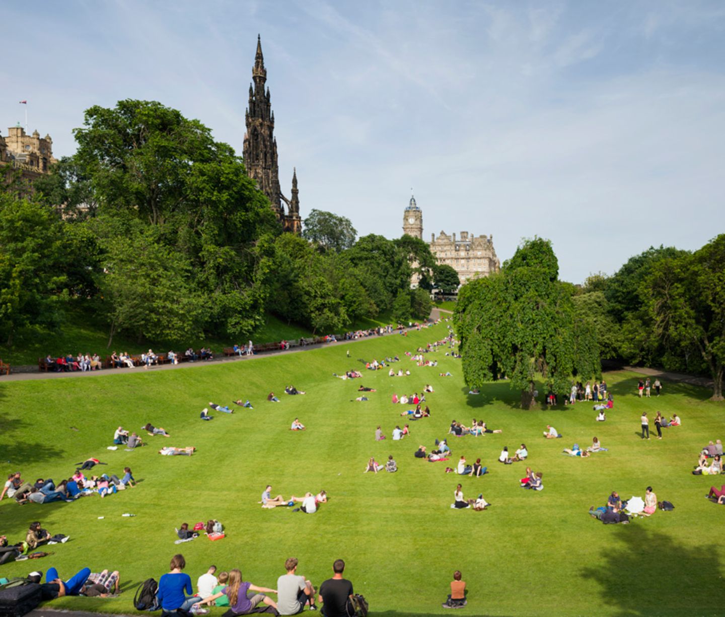Reisetipps Schottland: Oase mitten in der Stadt: die Princes street Gardens. Hier erholen sich müde Touristen, lernen Studenten in der Sonne und toben Familien Reisetipps Schottland: Oase mitten in der Stadt: die Princes street Gardens. Hier erholen sich müde Touristen, lernen Studenten in der Sonne und toben Familien
