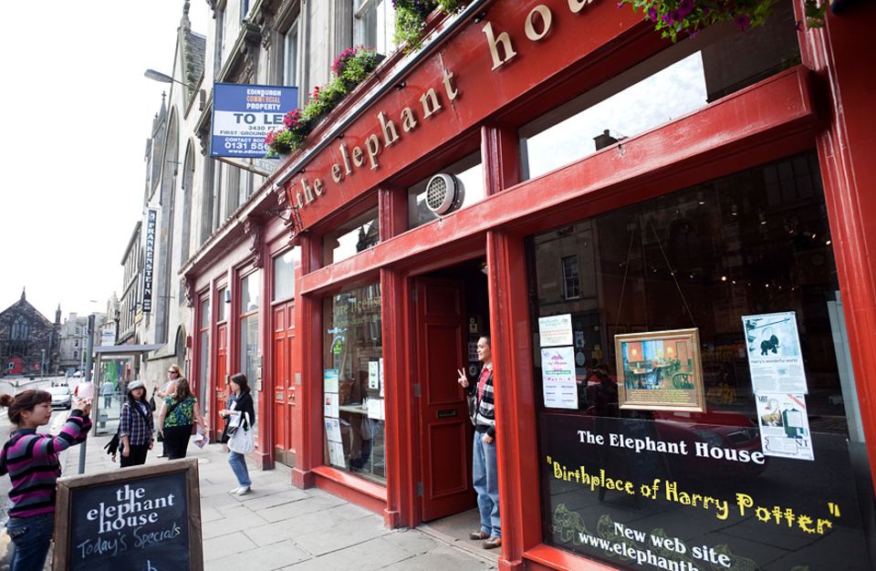 Reisetipps Schottland: Nicht nur für Harry-Potter-Fans: Das Café The Elephant House bietet besten Blick auf das Edinburgh Castle Reisetipps Schottland: Nicht nur für Harry-Potter-Fans: Das Café The Elephant House bietet besten Blick auf das Edinburgh Castle