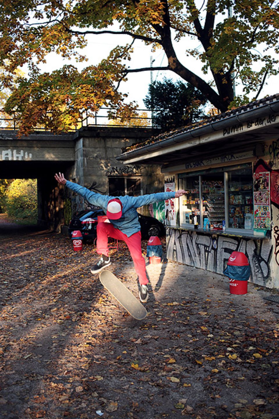 Giesing: Skaten und Chillen am alten Kiosk bei der Braunauer Brücke Giesing: Skaten und Chillen am alten Kiosk bei der Braunauer Brücke