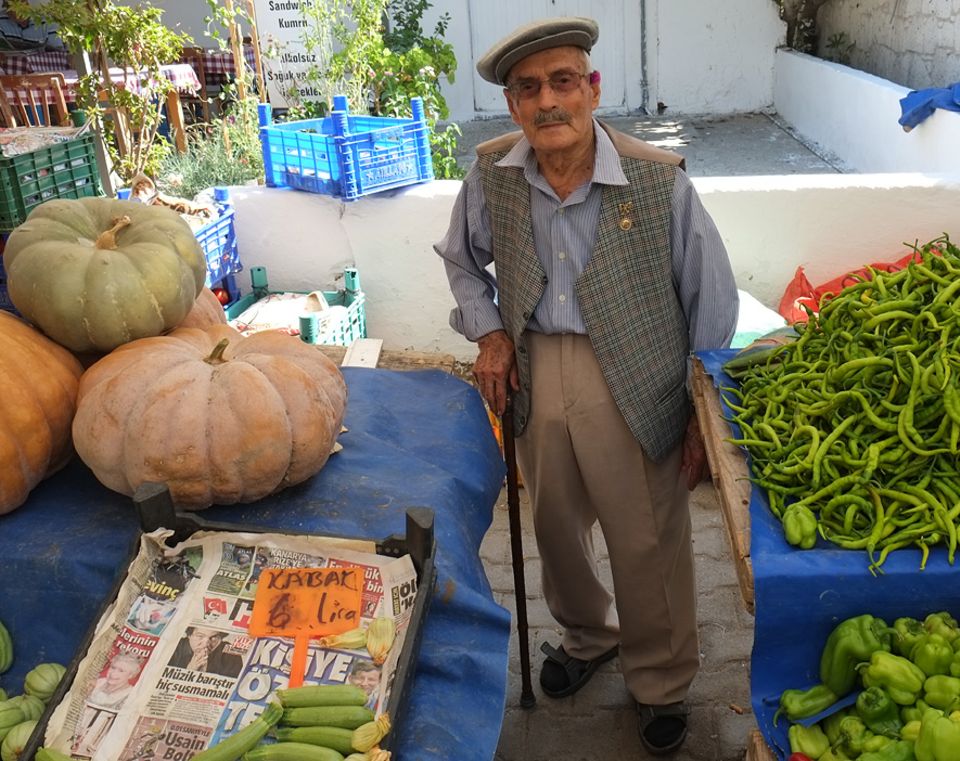 Türkei: Jeden Samstag das Highlight in Alacati: der Bazar. Hier verkaufen alle Generationen ihre regionalen Waren