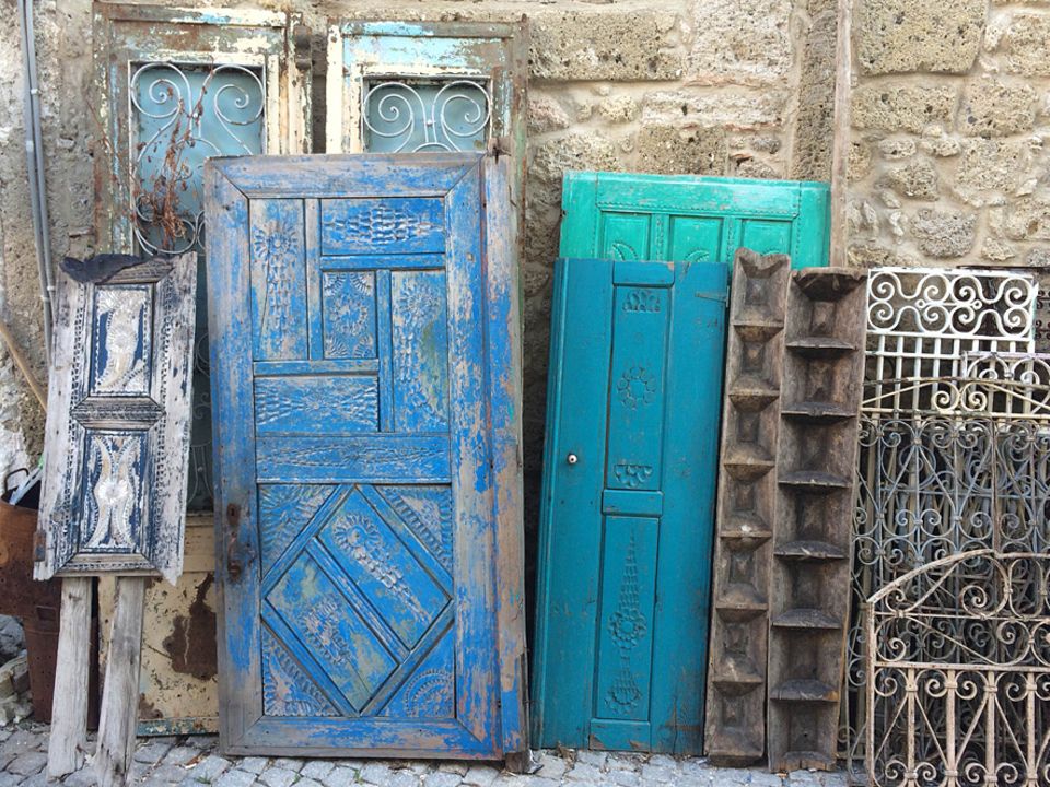Türkei: Viele Antikhändler haben ihre Ladengeschäfte in der Altstadt von Alaçati. Besonders in der Gasse Haci Memis Yolu werden Vintage-Fans glücklich