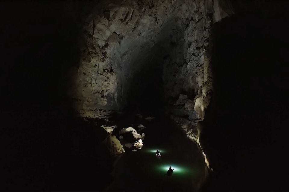 Laos: Per Kajak durch die Höhle