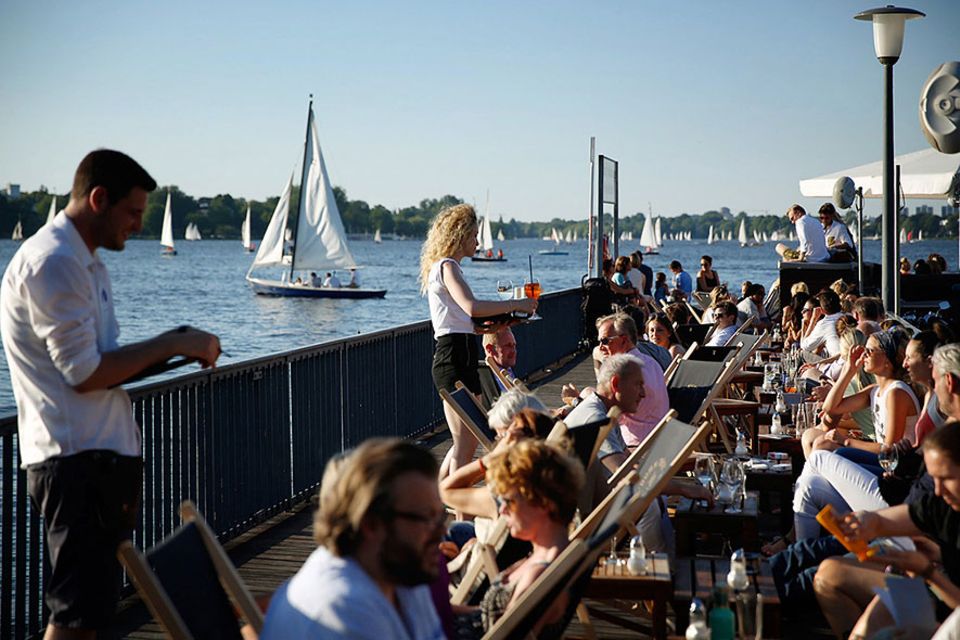 Reisetipps für die Perle: Segelnd die Stadt entdecken. Boote und Skipper stehen am Alsterufer bereit