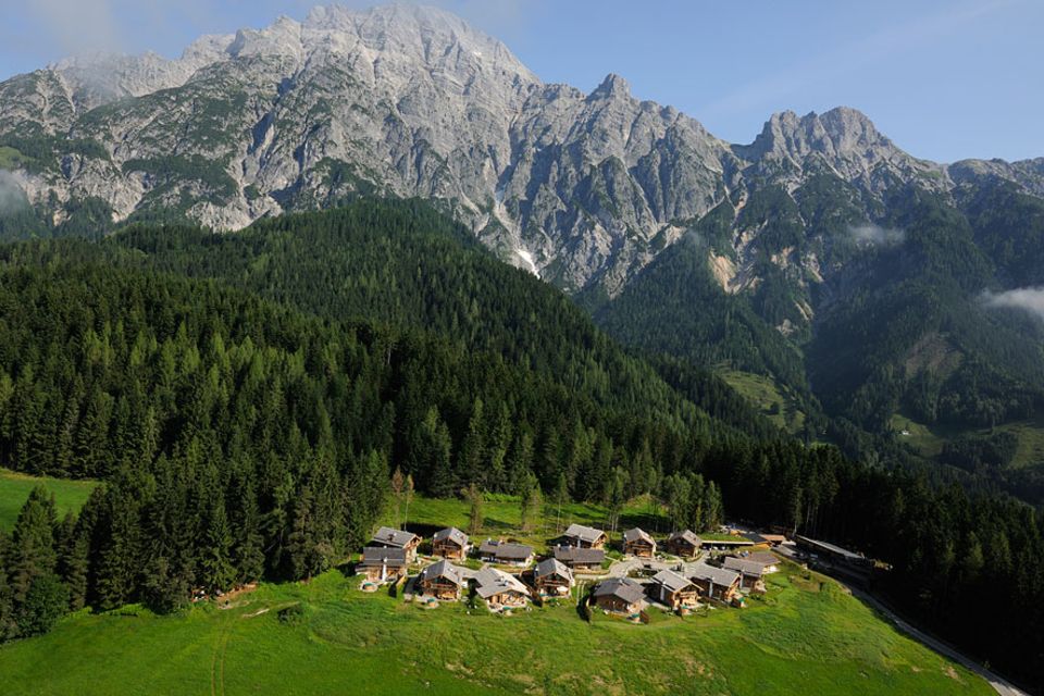 Salzburger Land: Das Bergdorf Priesteregg in Leogang liegt auf einem Hochplateau in 1100 Höhenmetern und bietet Hütten-Urlaub für die ganze Familie