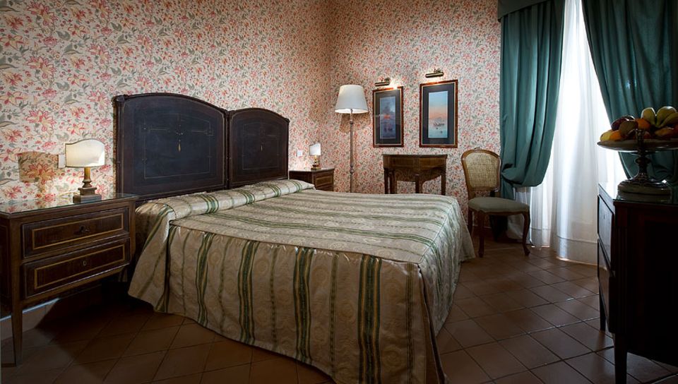 Reisetipps Süditalien: Eine Nacht im alten Stadtpalast, das Chiaja Hotel del Charme bietet 27 klassische Zimmer in der alten Villa Reisetipps Süditalien: Eine Nacht im alten Stadtpalast, das Chiaja Hotel del Charme bietet 27 klassische Zimmer in der alten Villa