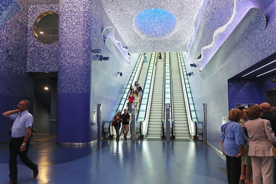 Reisetipps Süditalien: Die Station Toledo liegt entlang der Linie 1 in Neapel und gehört zu den Stationen, die von Künstlern entworfen und umgesetzt wurden Reisetipps Süditalien: Die Station Toledo liegt entlang der Linie 1 in Neapel und gehört zu den Stationen, die von Künstlern entworfen und umgesetzt wurden